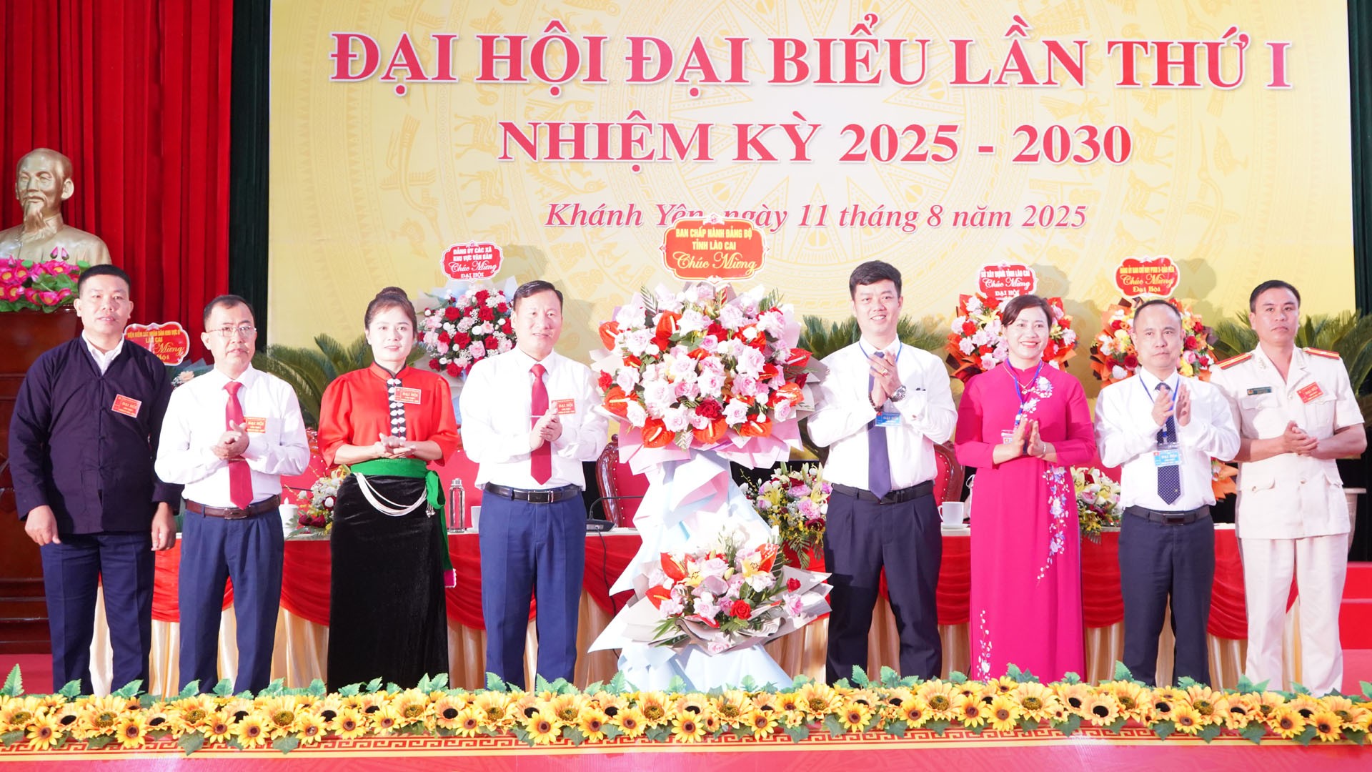 Đồng chí Nguyễn Minh Toàn - Ủy viên Ban Thường vụ, Chủ nhiệm UBKT Tỉnh ủy tặng hoa chúc mừng Đại hội. 11-8-ontoan-tanghoa.jpg