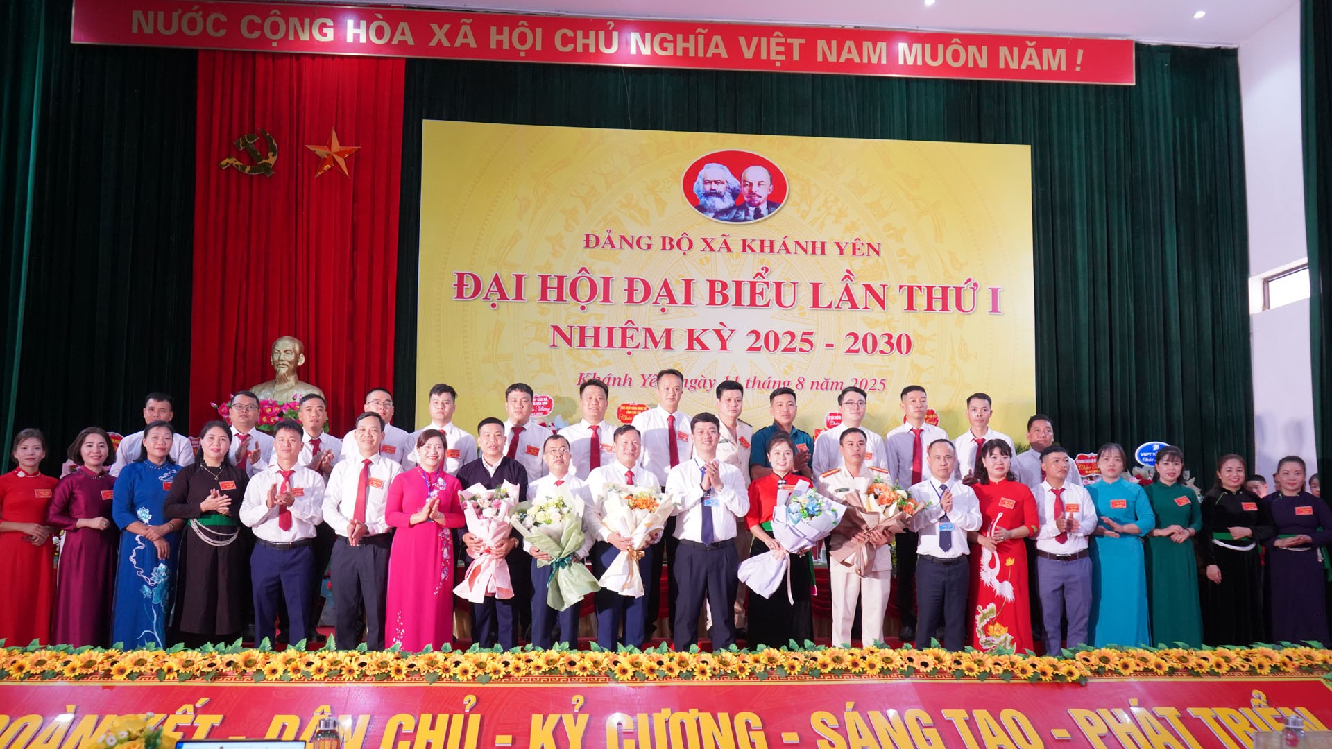 Ban Chấp hành Đảng bộ xã Khánh Yên nhiệm kỳ 2025 - 2030 ra mắt Đại hội. 11-8-ongtoanbch.jpg