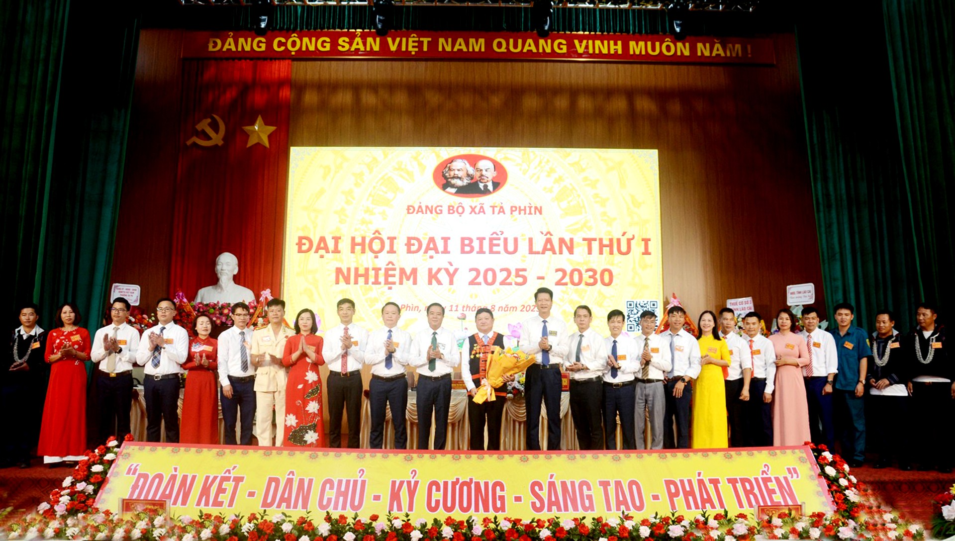 Phó Chủ tịch Thường trực UBND tỉnh Nguyễn Thế Phước tặng hoa chúc mừng Ban Chấp hành Đảng bộ xã Tả Phìn nhiệm kỳ 2025 - 2030. 11-8-tanghoacm.jpg
