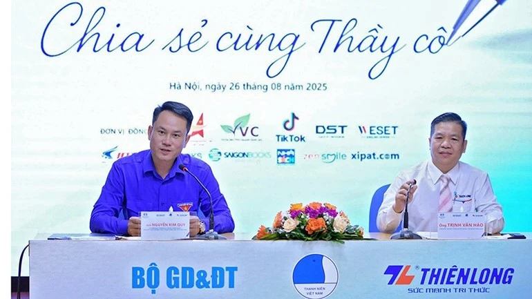 Từ trái qua: Phó Chủ tịch Thường trực Hội Liên hiệp Thanh niên Việt Nam Nguyễn Kim Quy và Giám đốc Truyền thông và Đối ngoại Tập đoàn Thiên Long Trịnh Văn Hào trả lời câu hỏi của đại diện các cơ quan báo chí.