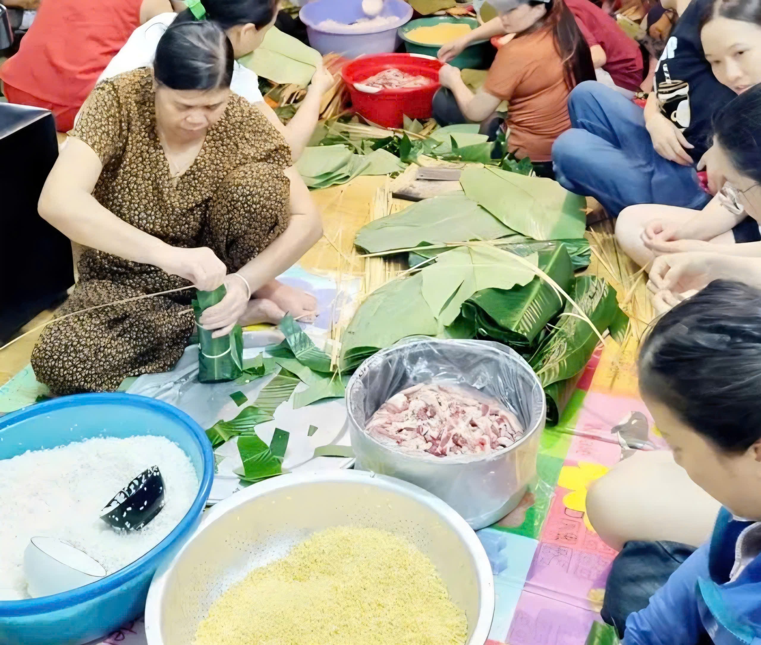 Trên 2.000 chiếc bánh chưng này không chỉ là món ăn, mà là những gói yêu thương gửi tới đồng bào Thái Nguyên nơi đang oằn mình trong biển nước sau hoàn lưu cơn bão số 11. Trên 2.000 chiếc bánh chưng này không chỉ là món ăn, mà là những gói yêu thương gửi tới đồng bào Thái Nguyên nơi đang oằn mình trong biển nước sau hoàn lưu cơn bão số 11.