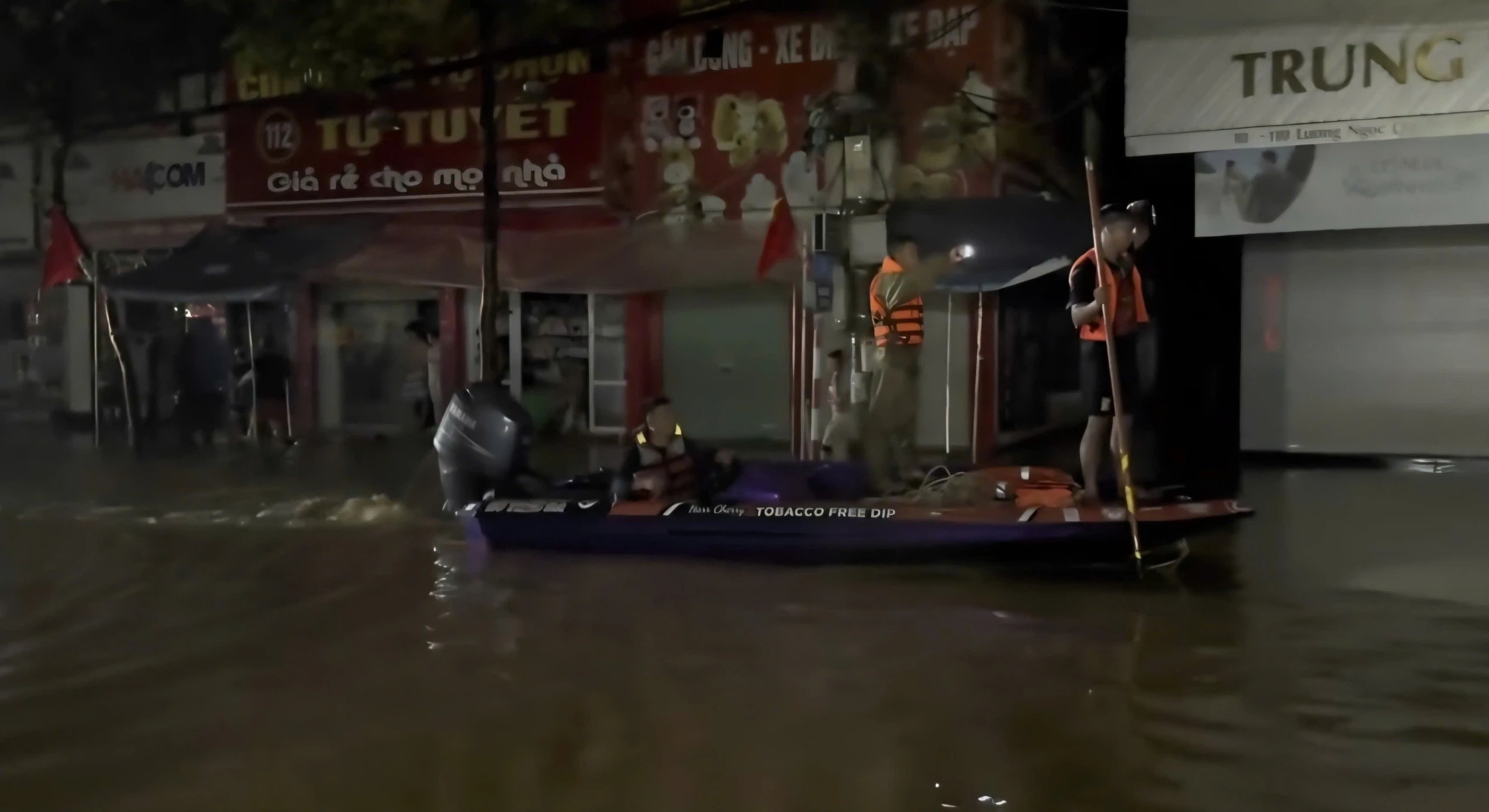 Câu lạc bộ Thể thao dưới nước hồ Thác Bà cứu trợ người dân Thái Nguyên.