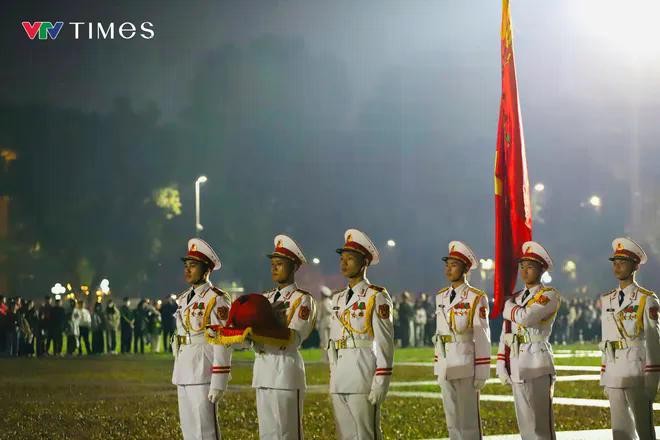 Vào lúc 21 giờ hàng ngày, nghi lễ Hạ cờ cũng được thực hiện với các nghi thức trang trọng tương tự lễ Thượng cờ.