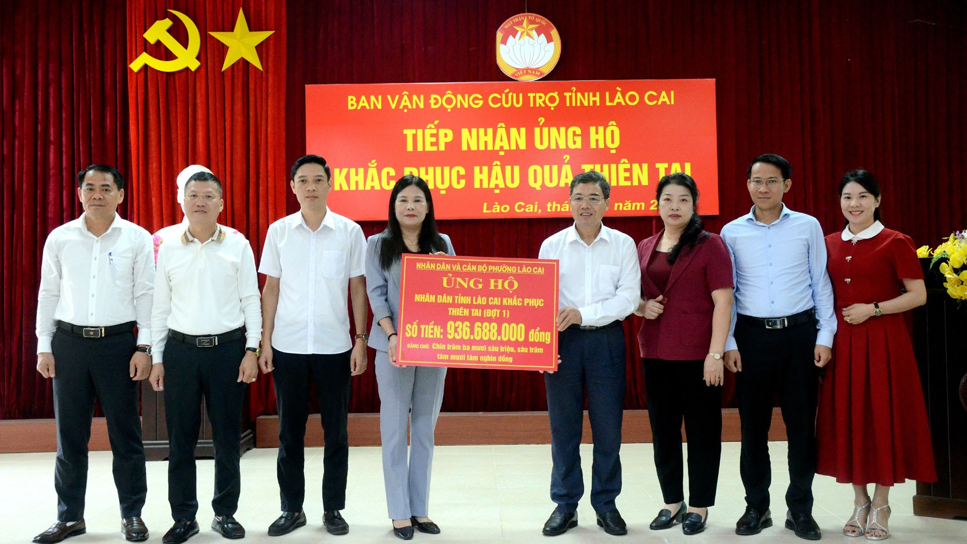 Phường Lào Cai ủng hộ gần 937 triệu đồng giúp đồng bào khắc phục hậu quả thiên tai ảnh 3 24-10-ungho.jpg