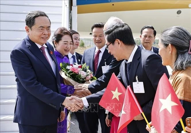 Cán bộ, nhân viên Đại sứ quán và cộng đồng người Việt Nam đón Chủ tịch Quốc hội Trần Thanh Mẫn và Phu nhân tại sân bay quốc tế Geneva. 