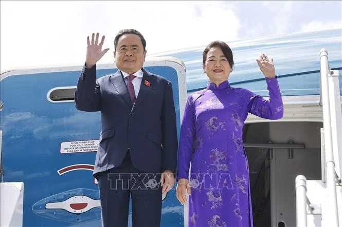Chủ tịch Quốc hội Trần Thanh Mẫn và Phu nhân đến sân bay quốc tế Geneva, Thụy Sĩ.