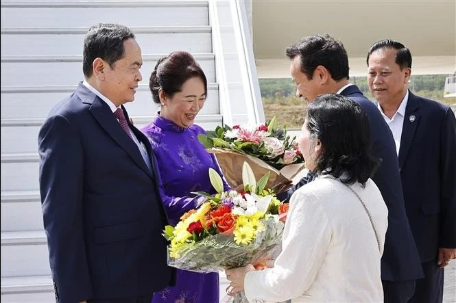 Chủ tịch Quốc hội Trần Thanh Mẫn và Phu nhân đến sân bay quốc tế Geneva, Thụy Sĩ.