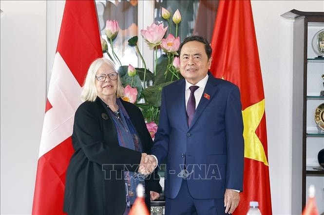 Chủ tịch Quốc hội Trần Thanh Mẫn tiếp bà Anjuska Marija Weil, Chủ tịch Hội Hữu nghị Thụy Sĩ - Việt Nam. Chủ tịch Quốc hội Trần Thanh Mẫn tiếp bà Anjuska Marija Weil, Chủ tịch Hội Hữu nghị Thụy Sĩ - Việt Nam.