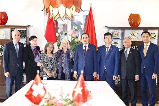 Chủ tịch Quốc hội Trần Thanh Mẫn và Chủ tịch Hội Hữu nghị Thụy Sĩ - Việt Nam Anjuska Marija Weil chụp ảnh chung với các đại biểu.