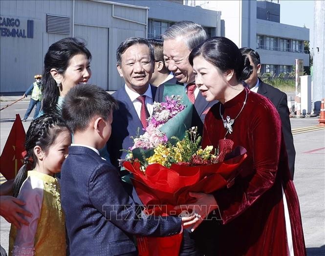 Lễ đón Tổng Bí thư Tô Lâm và Phu nhân tại sân bay quốc tế Wattay, thủ đô Vientiane.
