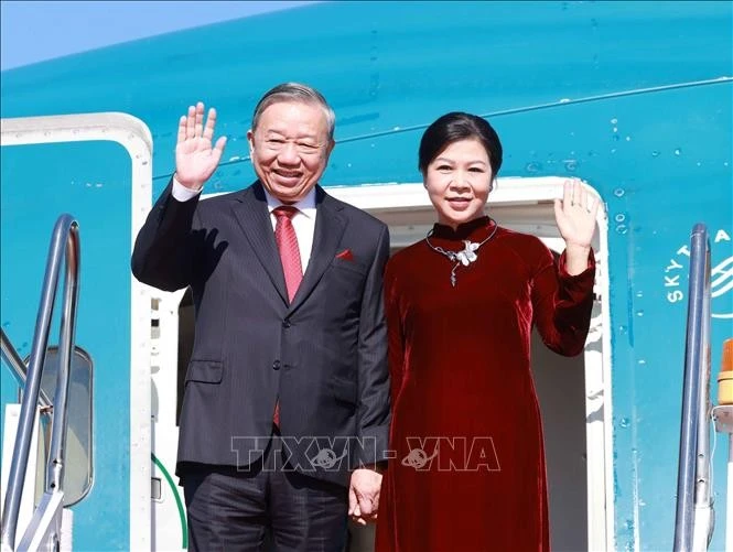 Tổng Bí thư Tô Lâm và Phu nhân tới sân bay quốc tế Wattay, thủ đô Vientiane.