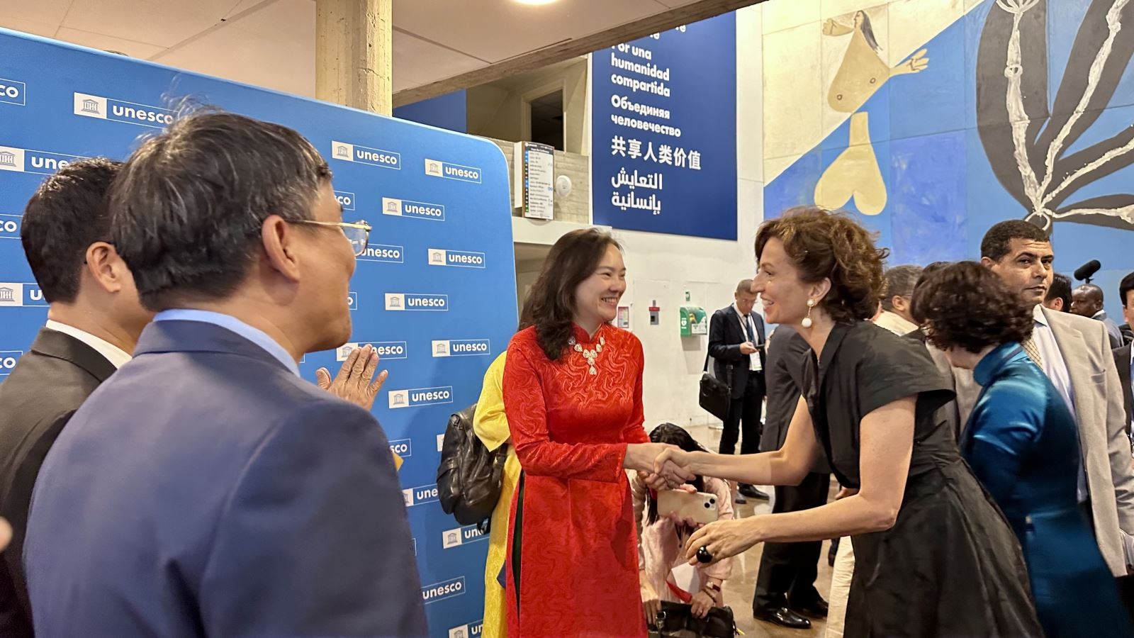 Tổng giám đốc UNESCO, bà Audrey Azoulay, đã tới chia vui với đoàn Việt Nam tại sảnh lễ tân của trụ sở UNESCO. Tổng giám đốc UNESCO, bà Audrey Azoulay, đã tới chia vui với đoàn Việt Nam tại sảnh lễ tân của trụ sở UNESCO.