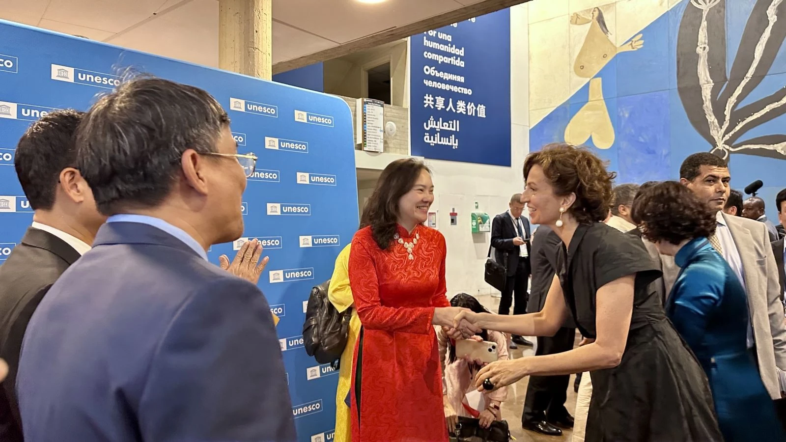 Tổng giám đốc UNESCO, bà Audrey Azoulay, đã tới chia vui với đoàn Việt Nam tại sảnh lễ tân của trụ sở UNESCO.