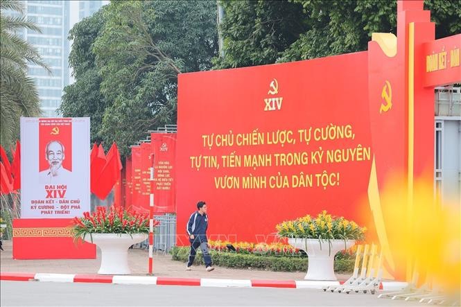 Pano, khẩu hiệu rực đỏ trên các tuyến phố Thủ đô chào mừng Đại hội đại biểu toàn quốc lần thứ XIV của Đảng.