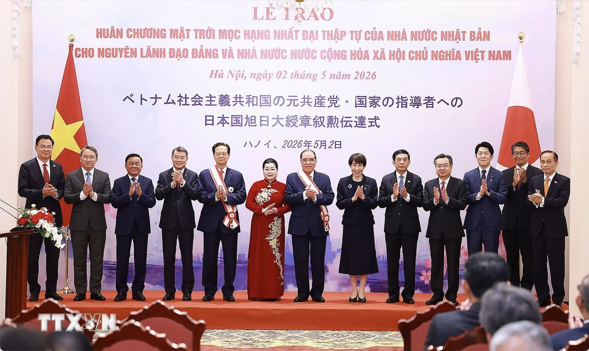 Thủ tướng Lê Minh Hưng và Thủ tướng Nhật Bản Takaichi Sanae cùng các đại biểu chụp ảnh chung.