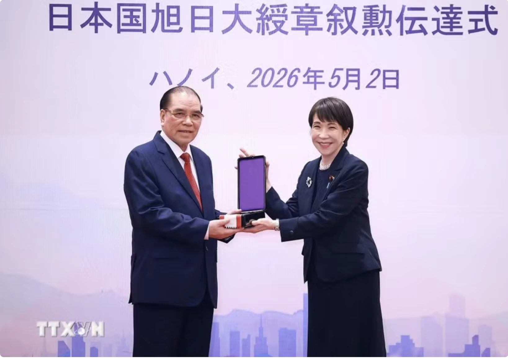 Thủ tướng Nhật Bản Takaichi Sanae trao Huân chương Mặt trời mọc hạng nhất Đại thập tự của Nhà nước Nhật Bản cho nguyên Tổng Bí thư Nông Đức Mạnh.