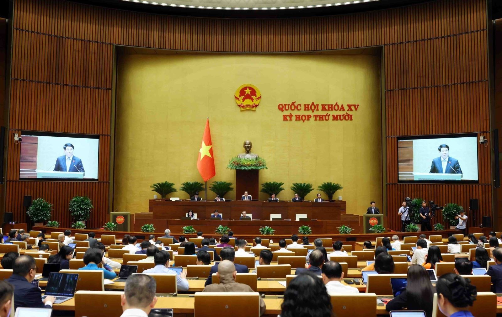 Chủ tịch nước Lương Cường trình bày Báo cáo tổng kết công tác nhiệm kỳ 2021 - 2026 của Chủ tịch nước. Chủ tịch nước Lương Cường trình bày Báo cáo tổng kết công tác nhiệm kỳ 2021 - 2026 của Chủ tịch nước.