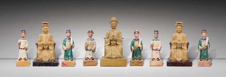 Bộ tượng gốm men nhiều màu Tam quan Đại đế thuộc sưu tập tư nhân Lê Thanh Nghĩa gồm 9 tượng.