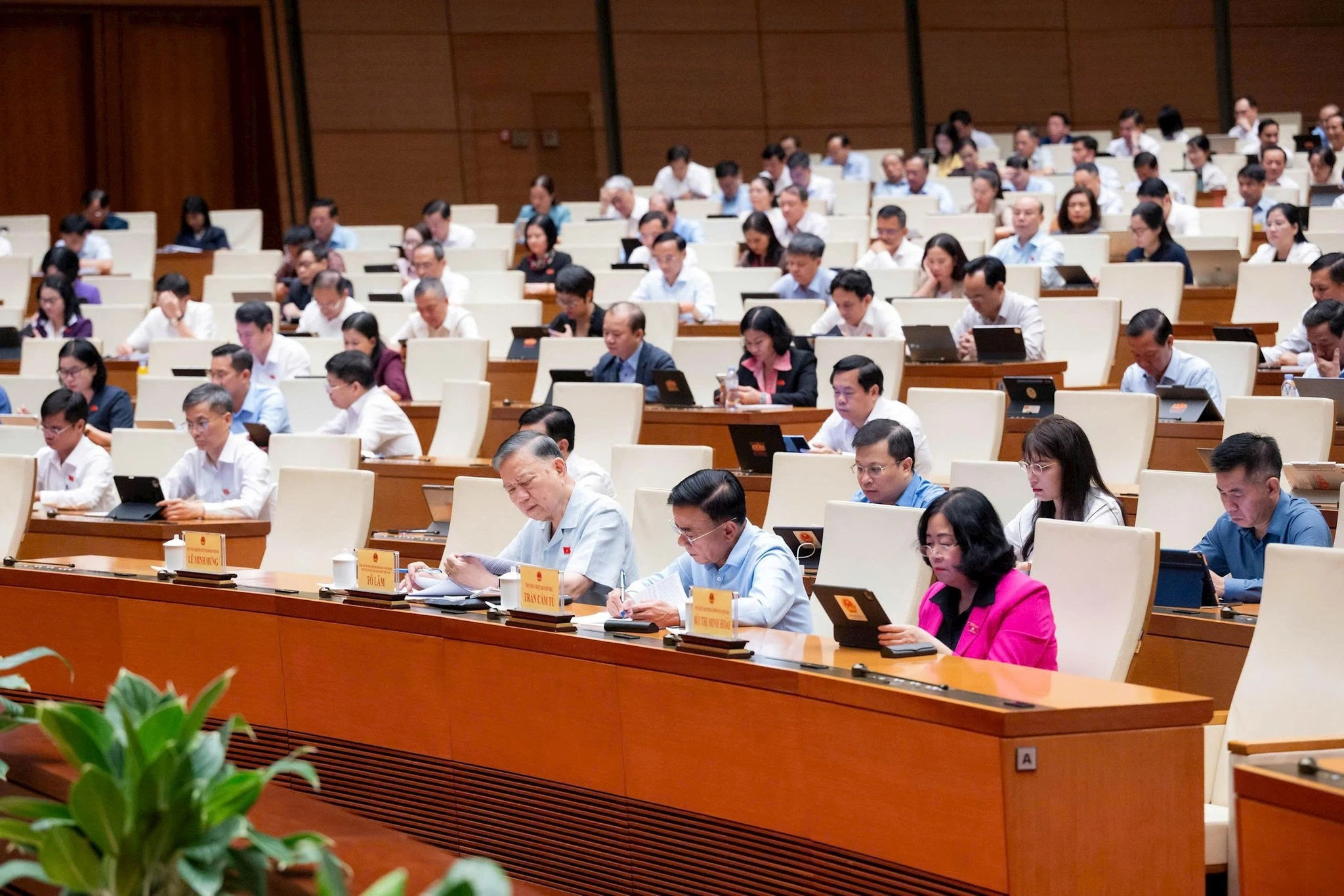 Các đại biểu tham dự phiên họp. Ảnh: media.quochoi.vn
