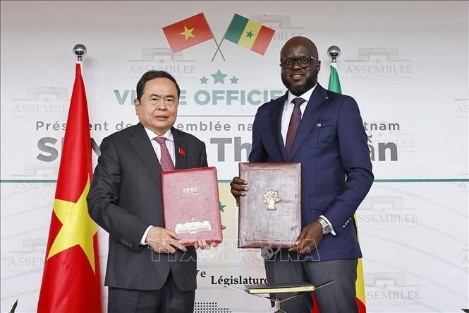 Chủ tịch Quốc hội Trần Thanh Mẫn và Chủ tịch Quốc hội Senegal Malick Ndiaye ký kết văn kiện hợp tác giữa hai Quốc hội. Chủ tịch Quốc hội Trần Thanh Mẫn và Chủ tịch Quốc hội Senegal Malick Ndiaye ký kết văn kiện hợp tác giữa hai Quốc hội.