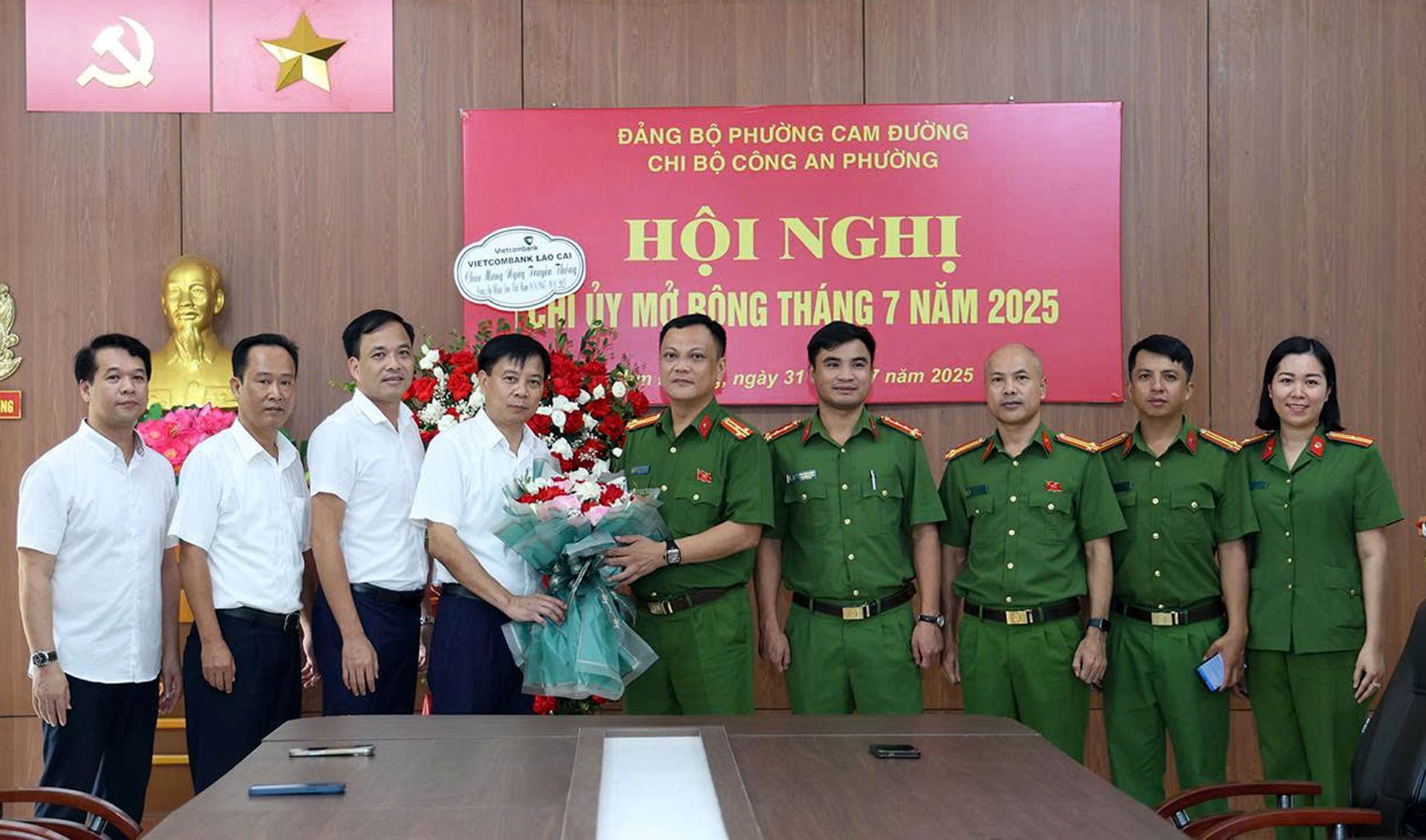 Lãnh đạo Công ty Điện lực Lào Cai trao khen thưởng đột xuất Công an phường Cam Đường sau khi điều tra, khám phá nhanh vụ trộm cắp tài sản ngành điện và mong muốn đơn vị tiếp tục phối hợp bảo vệ tài sản ngành điện trên địa bàn. 20-8-qc2.jpg