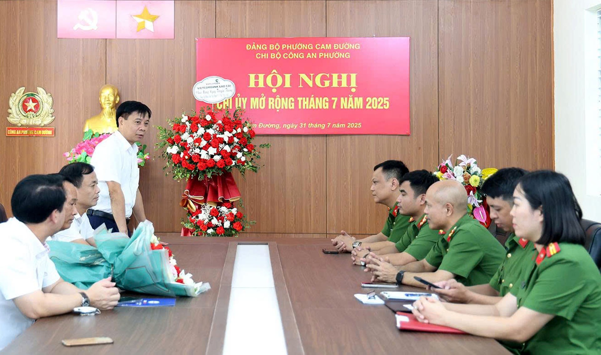 Quang cảnh buổi làm việc giữa Công ty Điện lực Lào Cai với Công an phường Cam Đường. 20-8-qc1.jpg