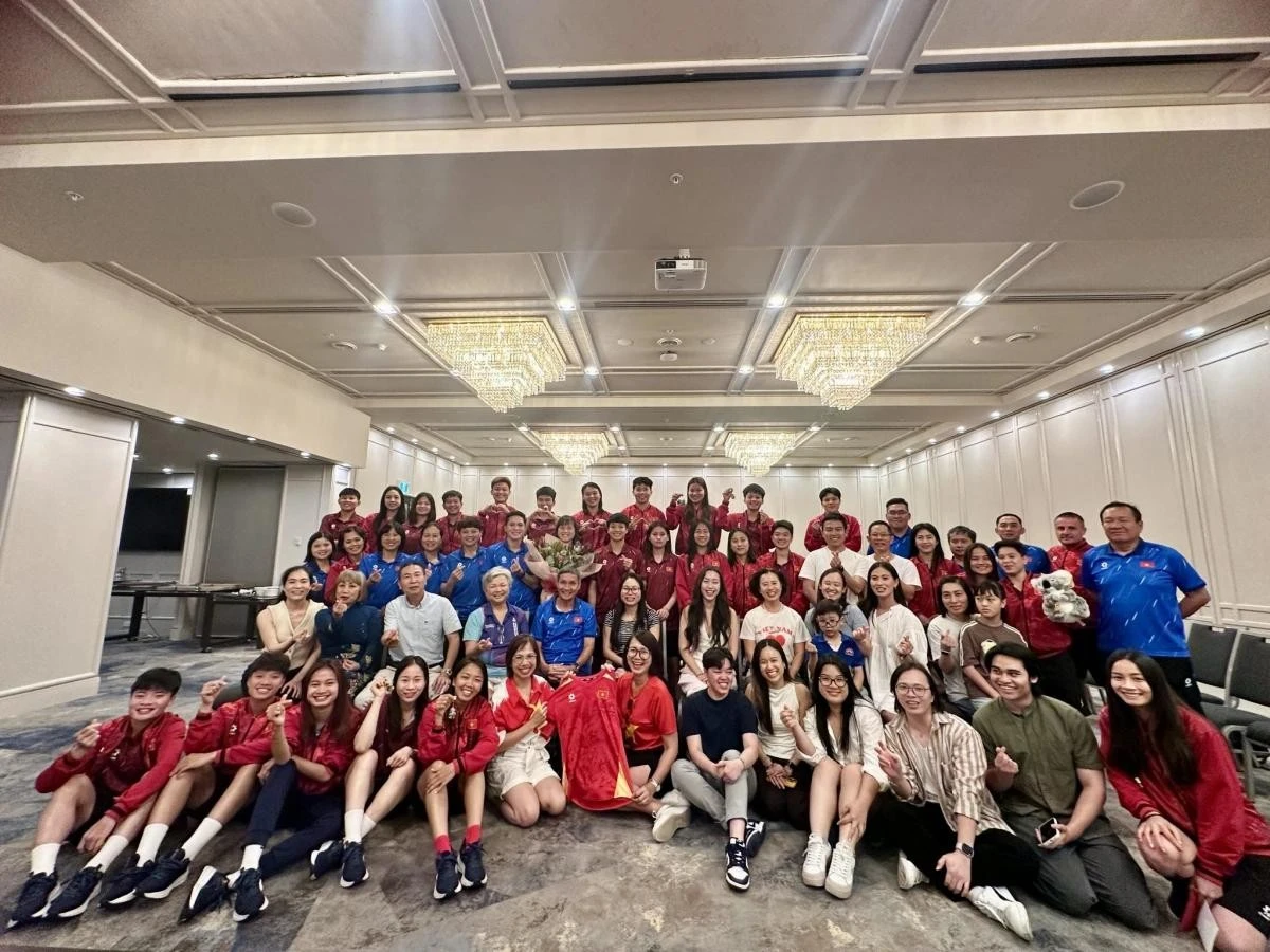 Đại diện Tổng Lãnh sự quán Việt Nam tại thành phố Perth cùng bà con cộng đồng người Việt và các cổ động viên tại bang Tây Australia động viên các nữ cầu thủ nhân dịp ngày Quốc tế Phụ nữ 8/3.