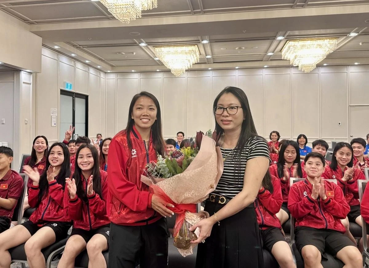 Tổng lãnh sự quán Việt Nam tại Perth tặng hoa các cầu thủ nữ nhân dịp ngày 8/3.