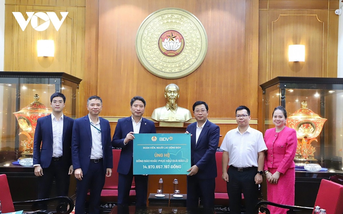 Trưởng Ban Công tác xã hội Cơ quan Ủy ban Trung ương MTTQ Việt Nam Cao Xuân Thạo tiếp nhận ủng hộ từ Công đoàn Ngân hàng TMCP Đầu tư và Phát triển Việt Nam (BIDV).