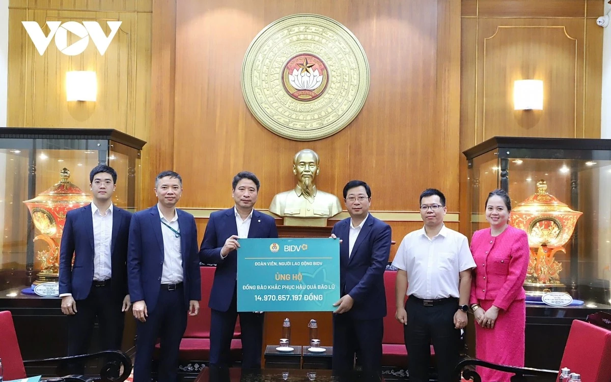 Trưởng Ban Công tác xã hội Cơ quan Ủy ban Trung ương MTTQ Việt Nam Cao Xuân Thạo tiếp nhận ủng hộ từ Công đoàn Ngân hàng TMCP Đầu tư và Phát triển Việt Nam (BIDV).