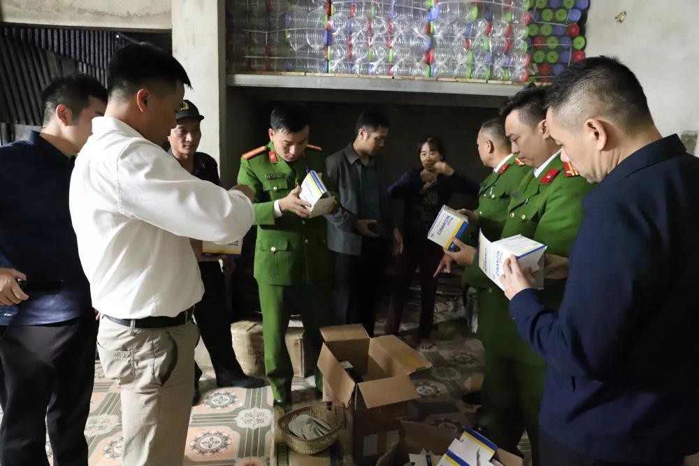 Cơ quan điều tra kiểm tra và thu giữ tang vật. (Ảnh: Công an Hà Tĩnh)