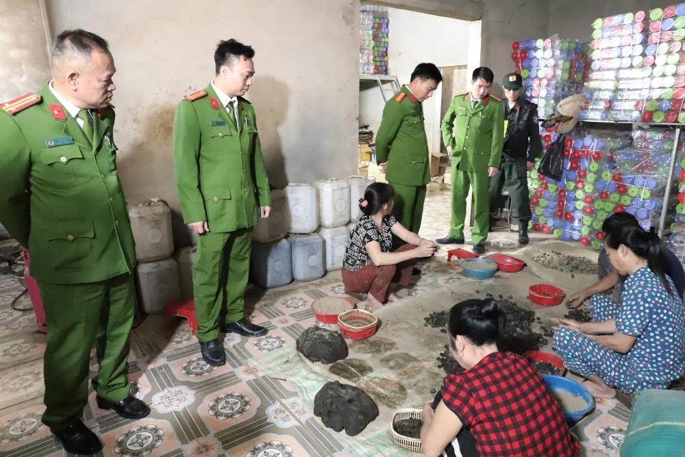 Lực lượng chức năng bắt quả tang khi cơ sở đang sản xuất thuốc Đông y không đảm bảo chất lượng. (Ảnh: Công an Hà Tĩnh)