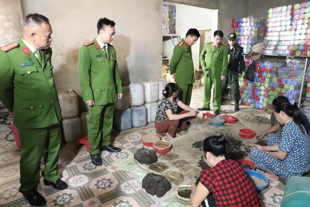 Lực lượng chức năng bắt quả tang khi cơ sở đang sản xuất thuốc Đông y không đảm bảo chất lượng. (Ảnh: Công an Hà Tĩnh)