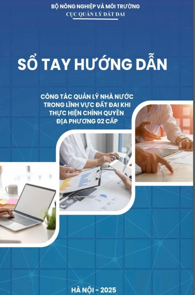 Sổ tay hướng dẫn thủ tục đất đai cho chính quyền hai cấp.