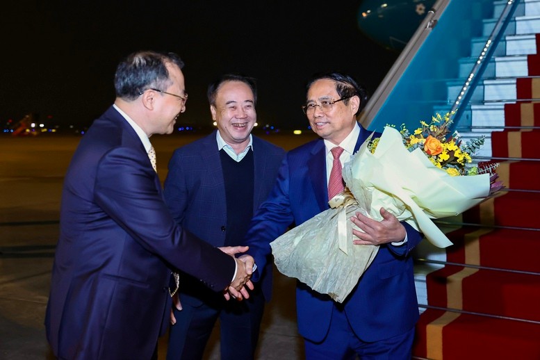 Lãnh đạo Văn phòng Chính phủ đón Thủ tướng về tới Hà Nội.