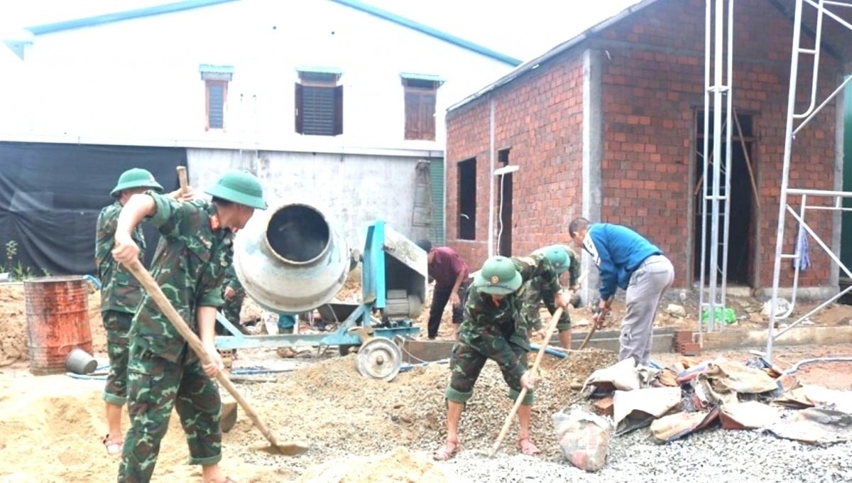 Cán bộ, chiến sĩ Trung đoàn 6, Bộ Chỉ huy Quân sự thành phố Huế hỗ trợ xây dựng, sửa chữa nhà giúp người dân vùng thiên tai.