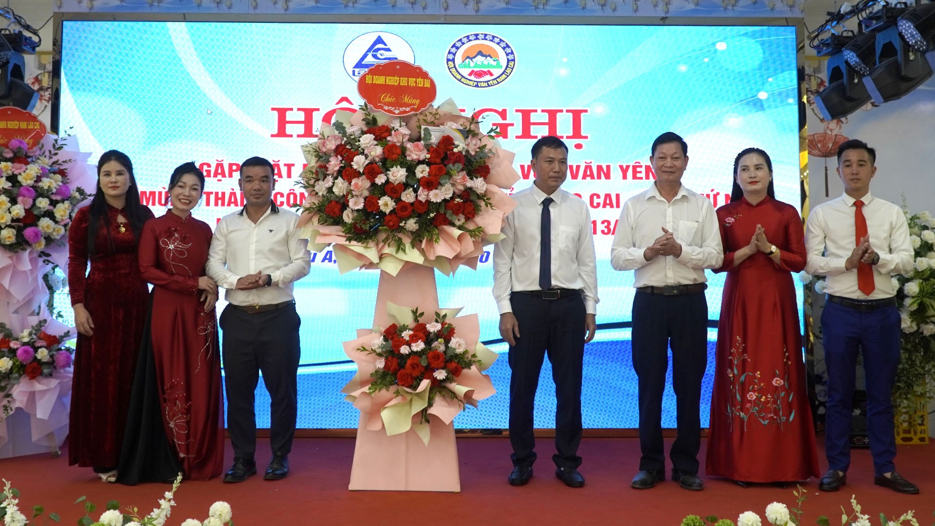 Lãnh đạo Hiệp hội Doanh nghiệp tỉnh Lào Cai tặng hoa chúc mừng. 5.jpg