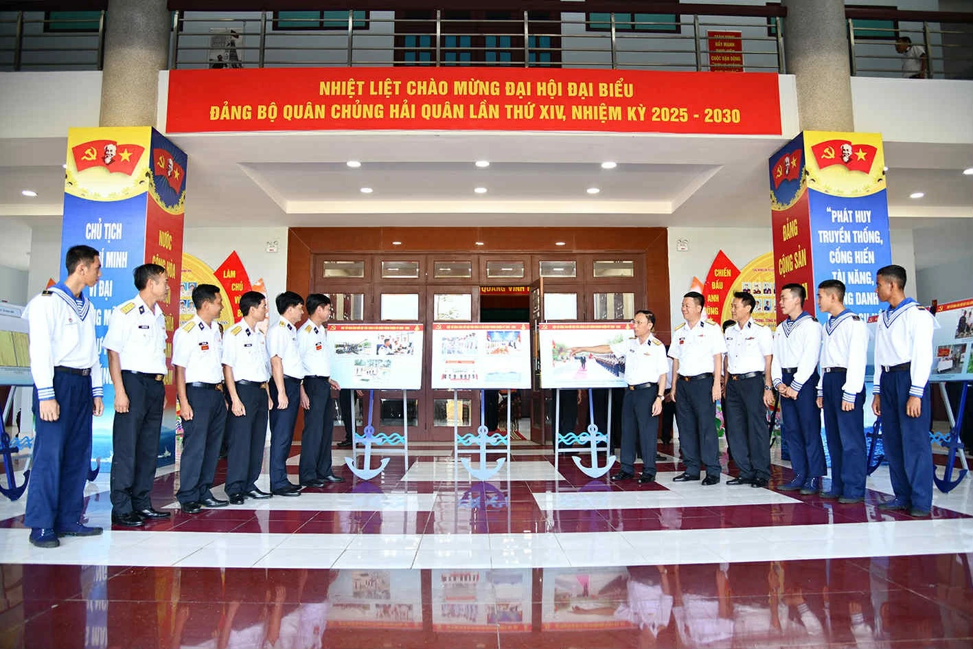 Các đại biểu tham quan trưng bày ảnh “Tự hào người chiến sĩ Hải quân”.