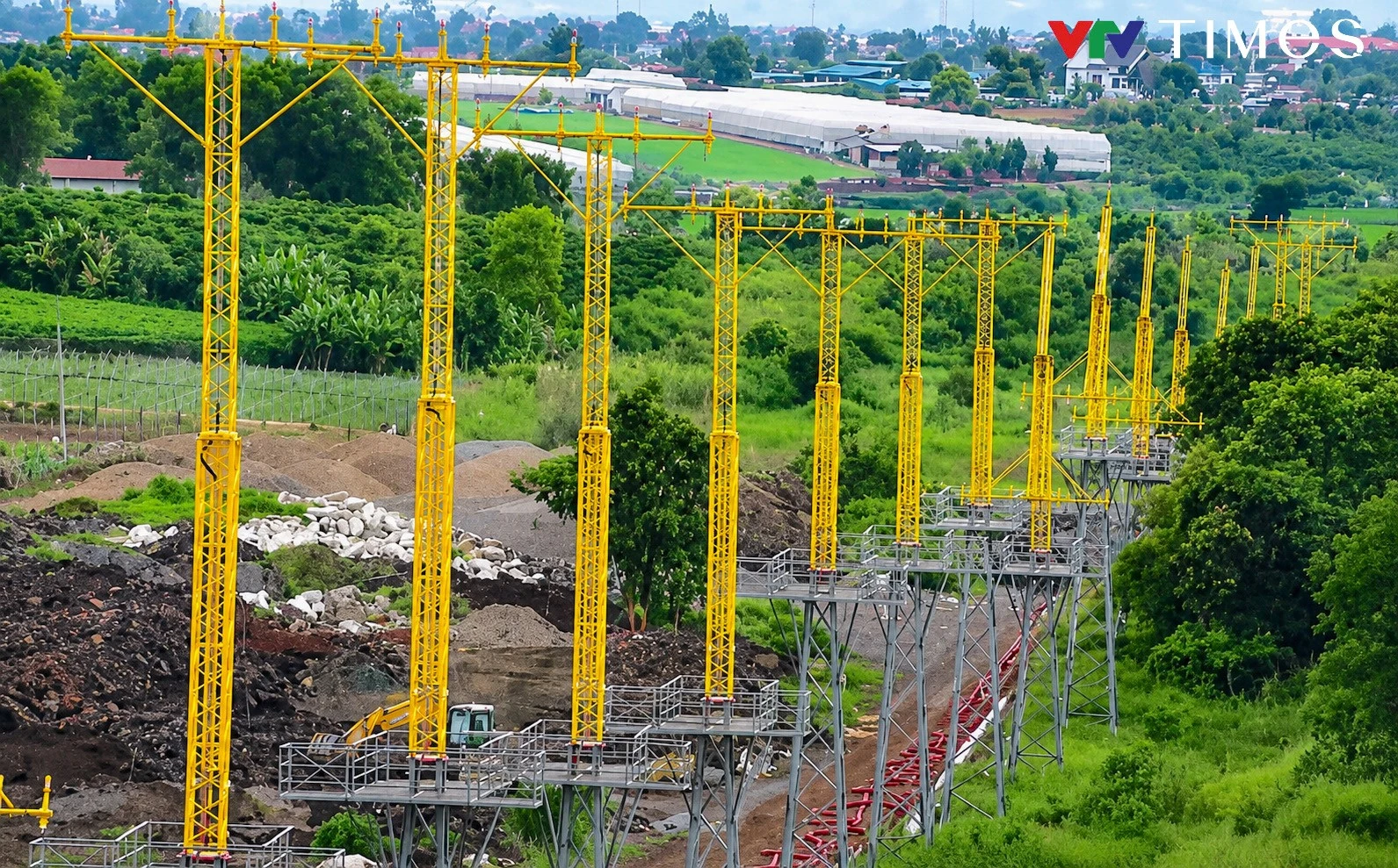 Hệ thống đèn tiếp cận đầu đường cất hạ cánh được lắp đặt đồng bộ, bảo đảm điều kiện dẫn đường cho tàu bay trong giai đoạn bay hiệu chuẩn và khai thác.