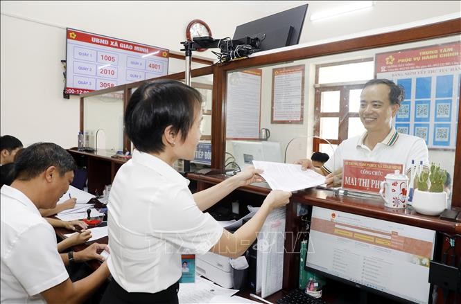 Cán bộ trao trả kết quả thủ tục hành chính cho người dân tại Trung tâm hành chính công xã Giao Minh, tỉnh Ninh Bình. Cán bộ trao trả kết quả thủ tục hành chính cho người dân tại Trung tâm hành chính công xã Giao Minh, tỉnh Ninh Bình.