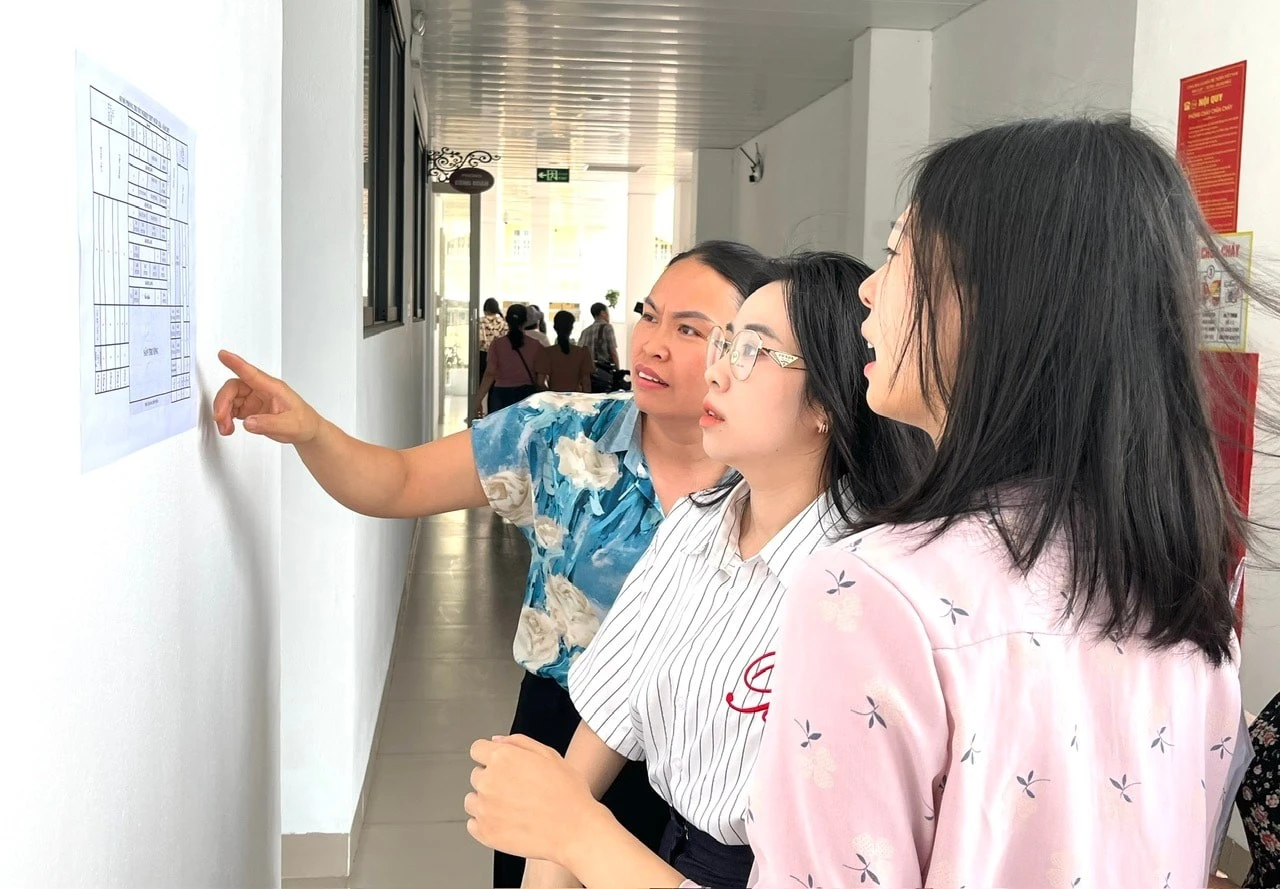 Các hội đồng chấm thi tốt nghiệp THPT năm 2025 đã làm việc, bảo đảm tiến độ công bố kết quả thi vào sáng 16-7-2025. Ảnh: Lê Nguyễn