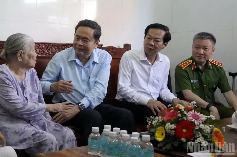 Đồng chí Trần Thanh Mẫn ân cần hỏi thăm sức khỏe Bà mẹ Việt Nam Anh hùng Trần Thị Lưỡng. (Ảnh: Lê Đình Thìn)