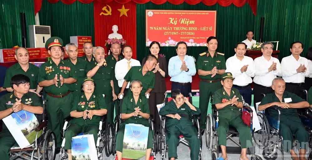 Chủ tịch Quốc hội Trần Thanh Mẫn tặng quà, hỏi thăm các thương binh, bệnh binh. (Ảnh: Lê Đình Thìn)