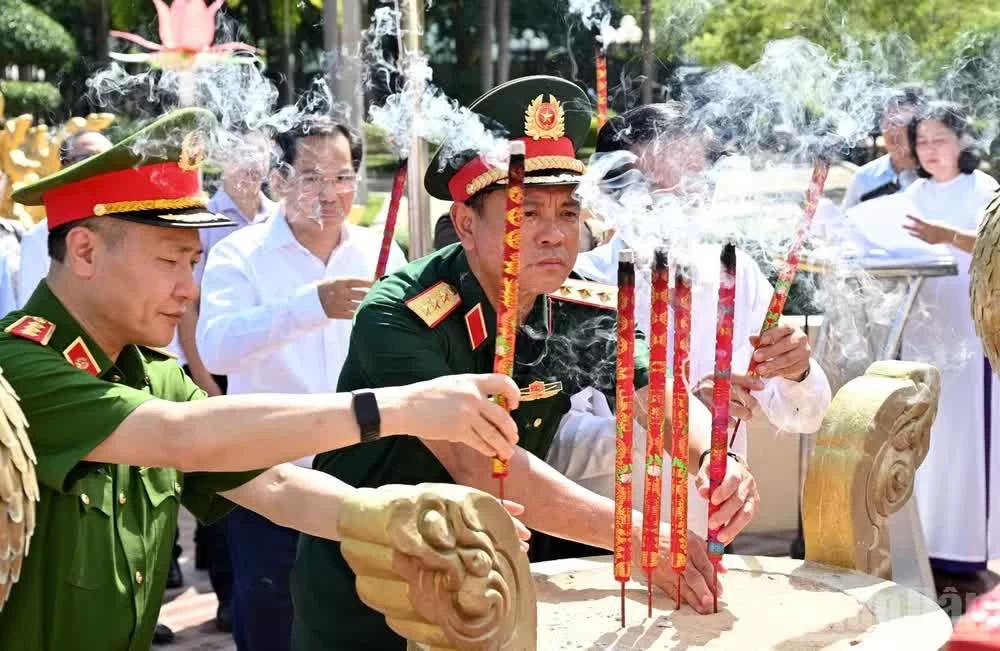Lãnh đạo Bộ Quốc phòng và Bộ Công an viếng Nghĩa trang Liệt sĩ Long Điền-Đất Đỏ sáng 19/7. (Ảnh: Lê Đình Thìn)