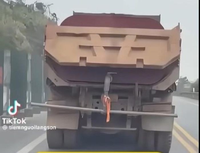 Xe tải trên cao tốc Nội Bài - Lào Cai bị phạt do di chuyển chậm, biển số bị mờ. Ảnh cắt từ clip