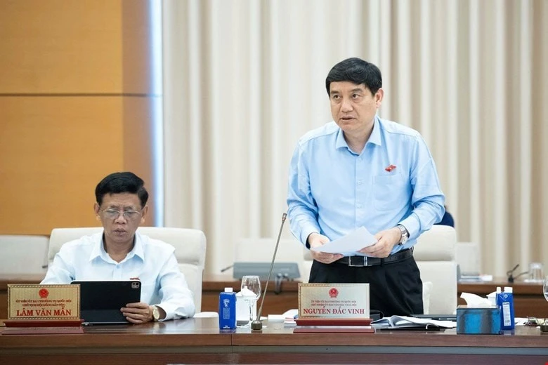 Chủ nhiệm Ủy ban Văn hóa - Xã hội của Quốc hội Nguyễn Đắc Vinh trình bày Báo cáo thẩm tra.