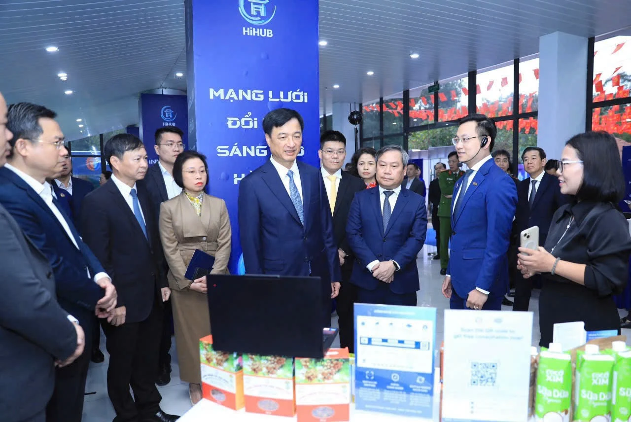 Bí thư Thành ủy Hà Nội Nguyễn Duy Ngọc tham quan triển lãm Mạng lưới đổi mới sáng tạo Hà Nội.