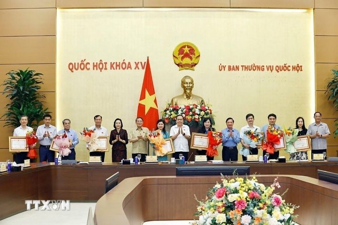 Lãnh đạo Quốc hội trao Bằng khen của Ủy ban Thường vụ Quốc hội tặng 8 cơ quan. Lãnh đạo Quốc hội trao Bằng khen của Ủy ban Thường vụ Quốc hội tặng 8 cơ quan.