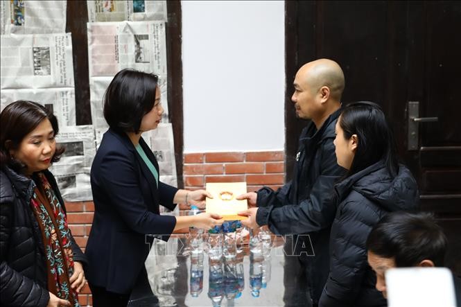 Chủ tịch Ủy ban MTTQ Việt Nam thành phố Hà Nội Bùi Huyền Mai trao hỗ trợ, động viên gia đình nạn nhân ở phường Đống Đa.