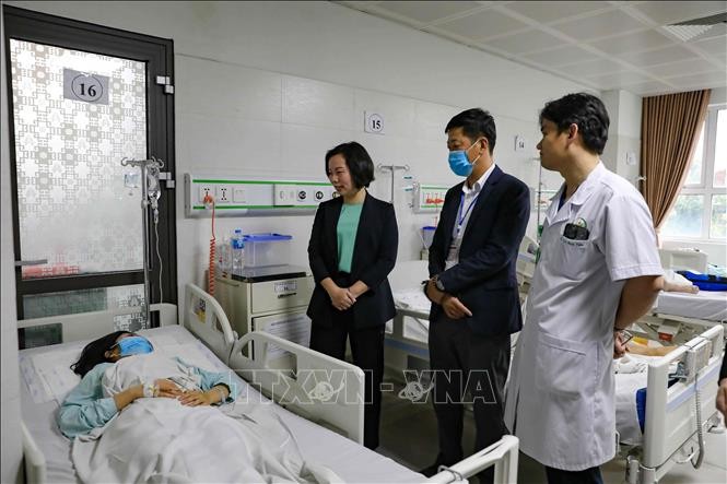 Chủ tịch Ủy ban MTTQ Việt Nam thành phố Hà Nội Bùi Huyền Mai thăm hỏi, động viên nạn nhân bị thương trong vụ tai nạn giao thông nghiêm trọng tại Lào Cai.